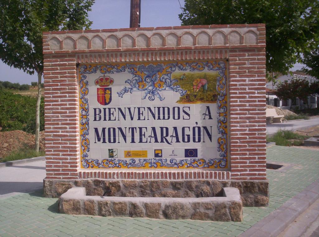 ホテル Hostal La Aldaba Montearagon エクステリア 写真